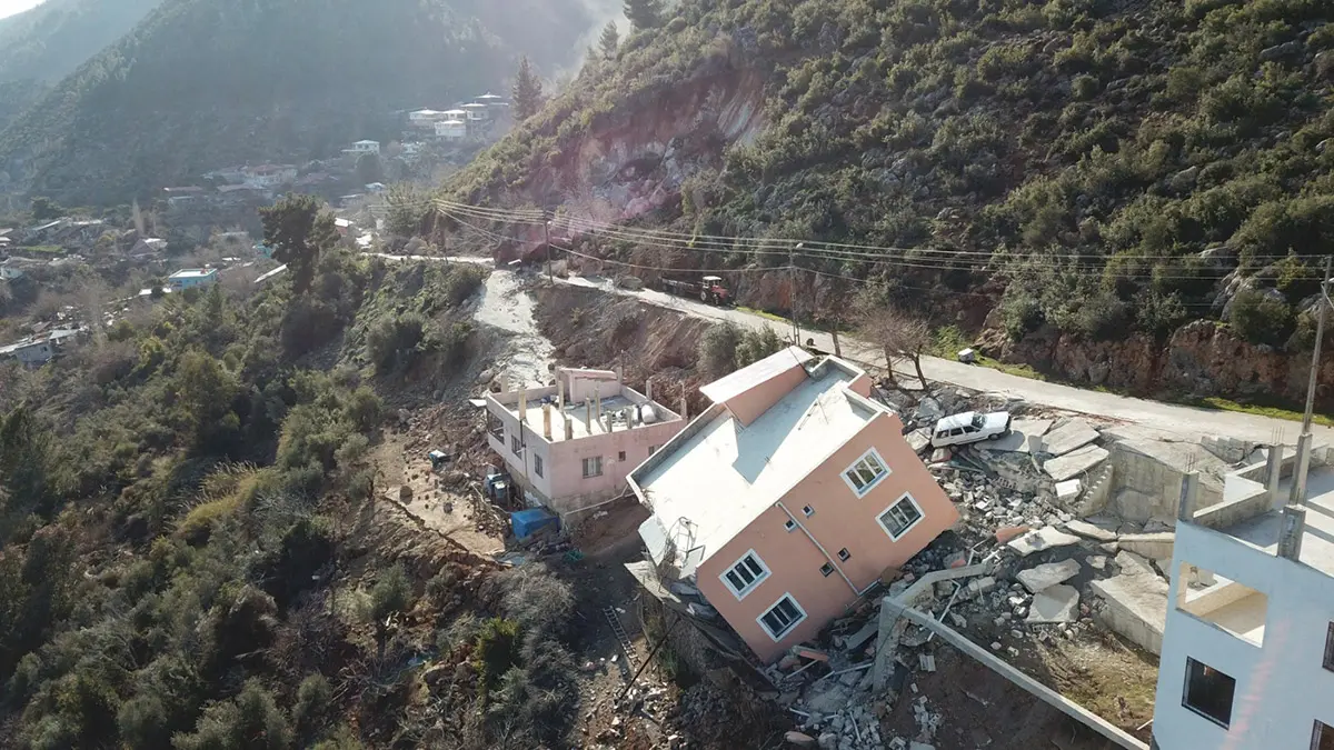 Hatay'ın kırıkhan ilçesine bağlı bektaşlı köyünde depremin etkisiyle dağdan kopan kayalar yuvarlanarak tek katlı evlerin üzerine düştü.