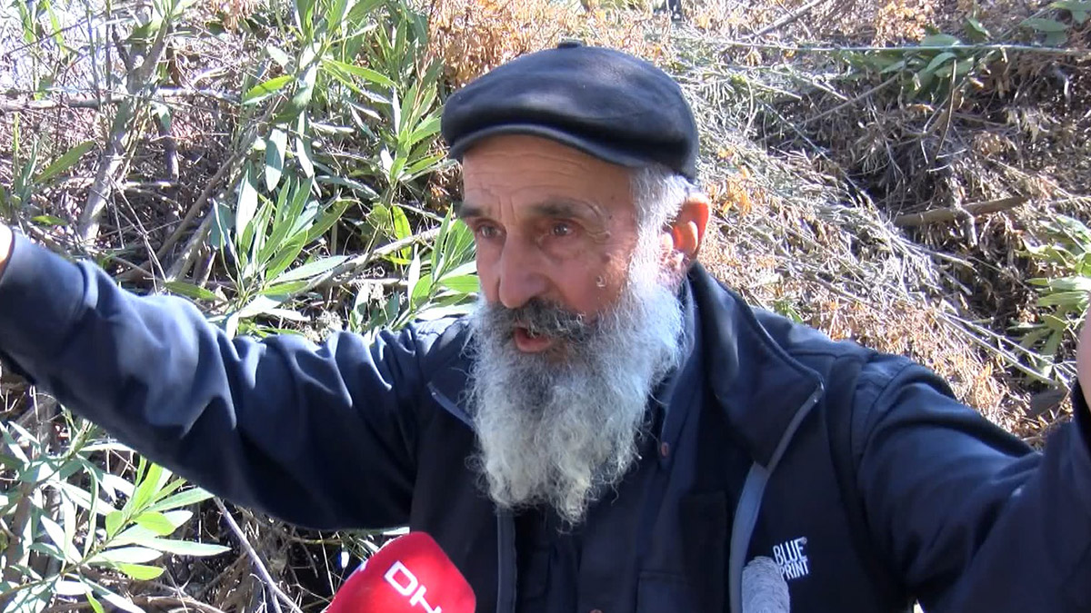 Depremde dağdan kopan kayalar evlerin üzerine düştü