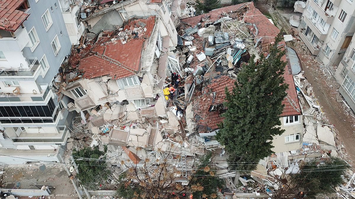 Son zamanlarda ülkemizin yaşadığı Yüzyılın Felaketinde çoğu kimse canını, canânını kaybetti. Herkesin gönüllerinin en ücra köşelerinde telafisi mümkün olmayan yaralar açıldı. Kiminin evi, kiminin hayalleri enkaz altında kaldı.