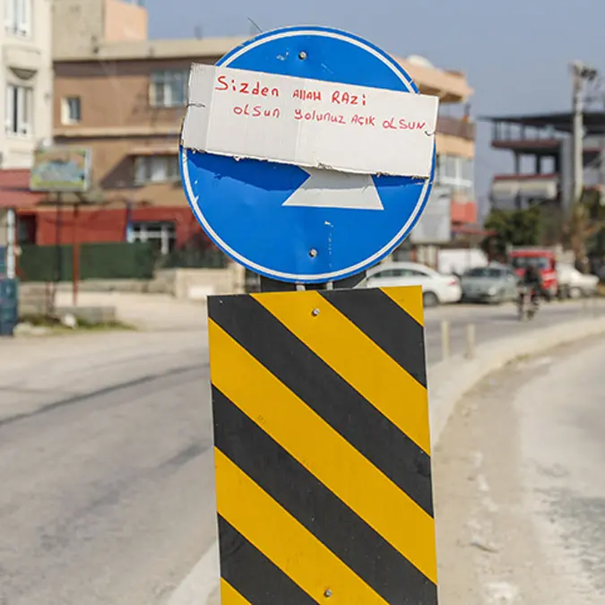 Hatay'a yardıma gelenlere 'sizden allah razı olsun' yazılı karton asıldı