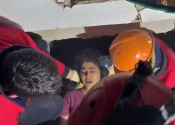 Ekipler 2 komşuyu 45 saat sonra enkazdan sağ çıkardı