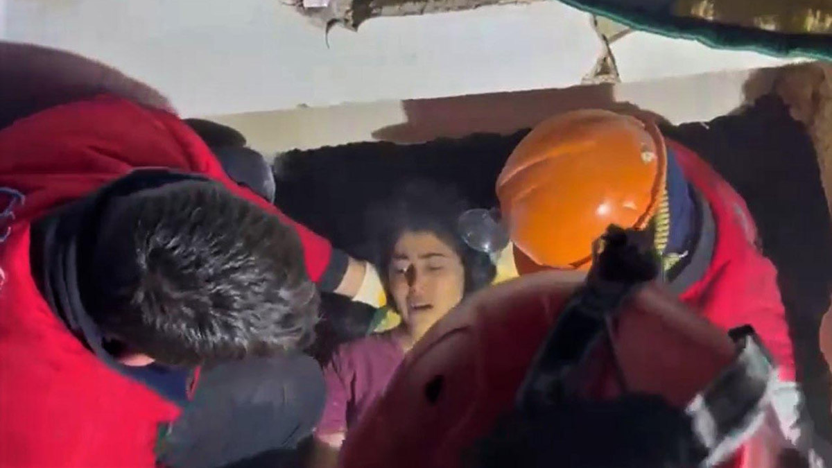 Ekipler 2 komşuyu 45 saat sonra enkazdan sağ çıkardı