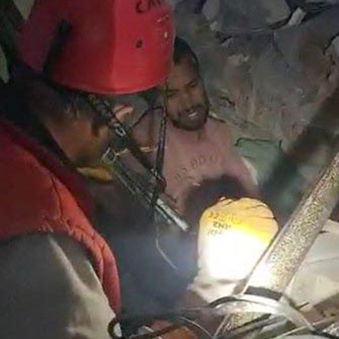 Ekipler 2 komşuyu 45 saat sonra enkazdan sağ çıkardı