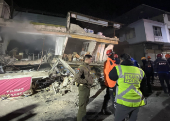 İş yeri enkazında ekipler arama kurtarma çalışması başlattı