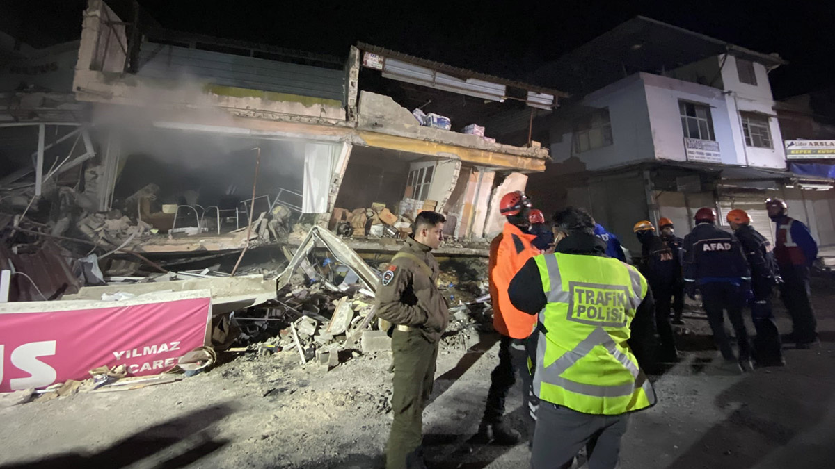 İş yeri enkazında ekipler arama kurtarma çalışması başlattı