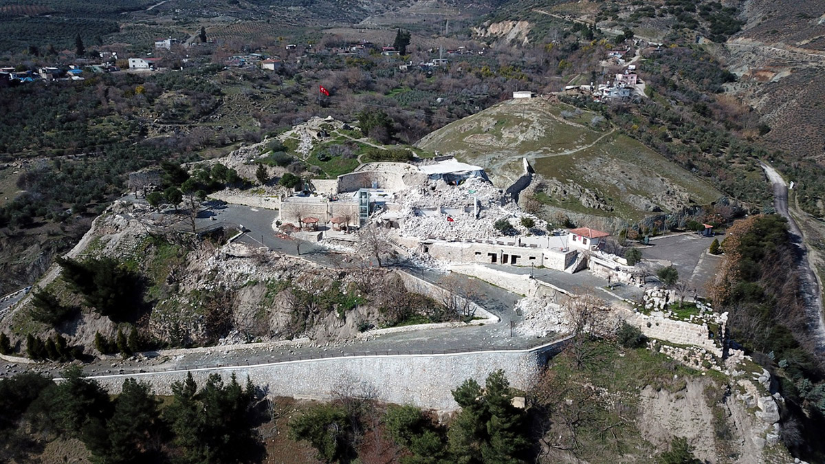 Bayezid-i Bestami Türbesi depremde yıkıldı