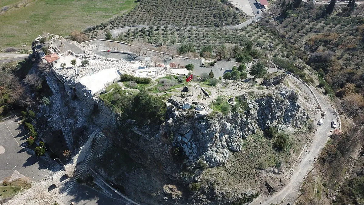 Bayezid-i bestami türbesi depremde yıkıldı