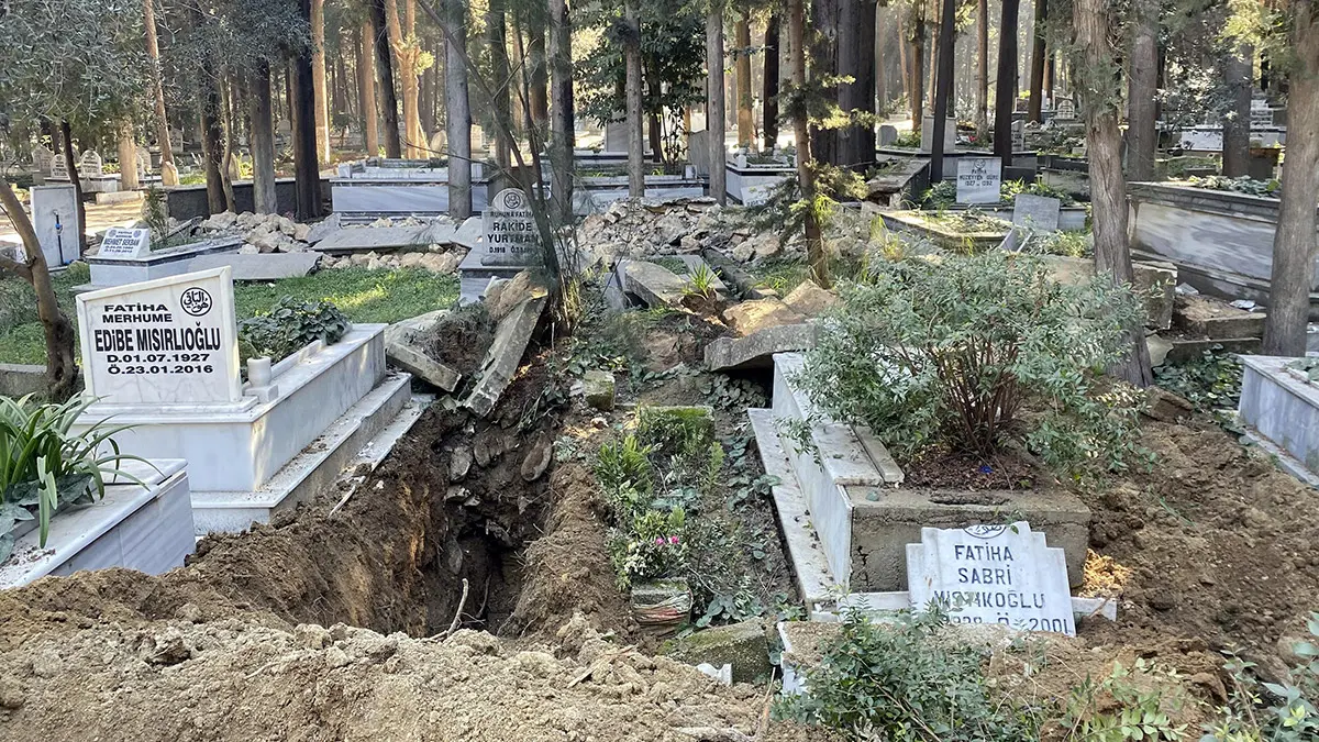 Hatay'da mezarlar da depremde hasar gördü