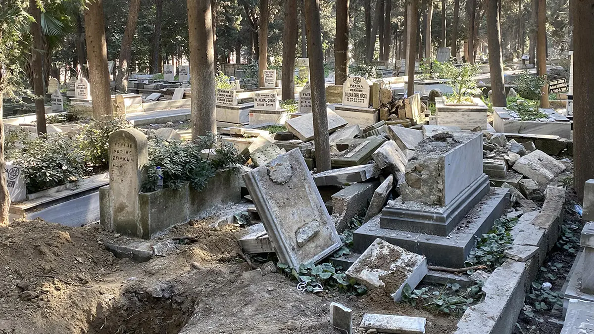 Hatay'da mezarlar da depremde hasar gördü