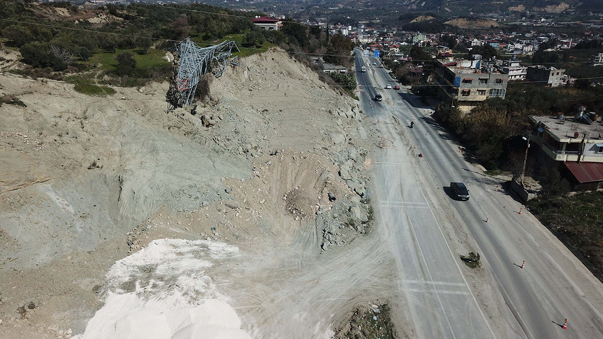 Hatay'da ana yola kayan toprak elektrik direğini devirdi