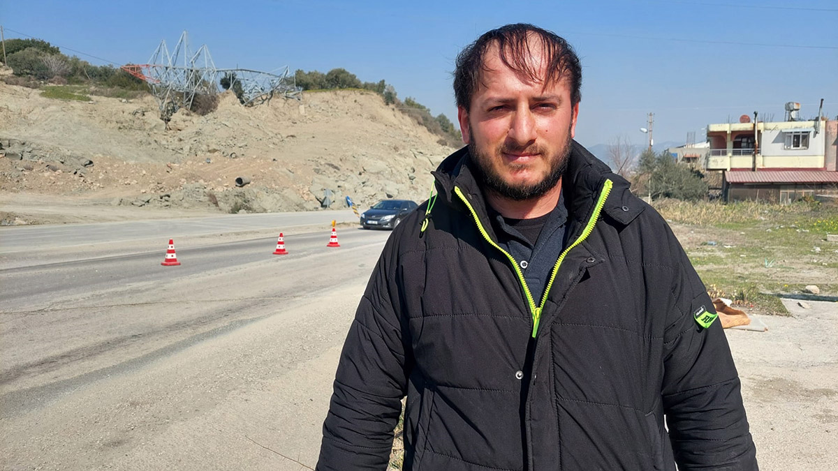 Hatay'da depremler sırasında tarım alanında ayrılmalar oldu ardından ana yola kayan toprak elektrik direğini devirdi. Çift şeritli Samandağ Antakya yolunu kapatan toprak ve direğe ekipler müdahale etti.