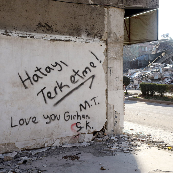 Hatay'da duvarlara yazılan yazılar moral verdi