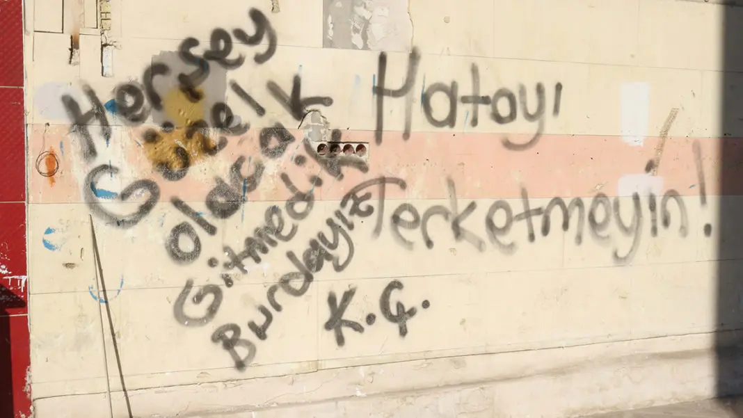 Hatay'da duvarlara yazılan yazılar moral verdi