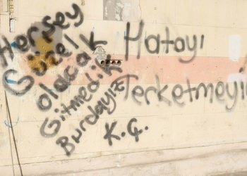 Hatay'da duvarlara yazılan yazılar moral verdi