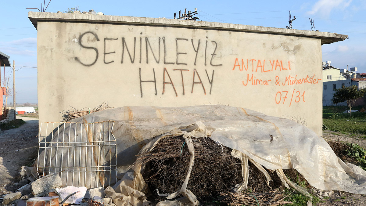Kahramanmaraş merkezli 7.7 ve 7.6 büyüklüğündeki depremlerin ardından 6.4 ve 5.8 büyüklüğünde 2 deprem daha yaşayan Hatay'da duvarlara yazılan yazılar 'Her şey güzel olacak', 'Seninleyiz Hatay' gibi yazılar moral kaynağı oluyor.