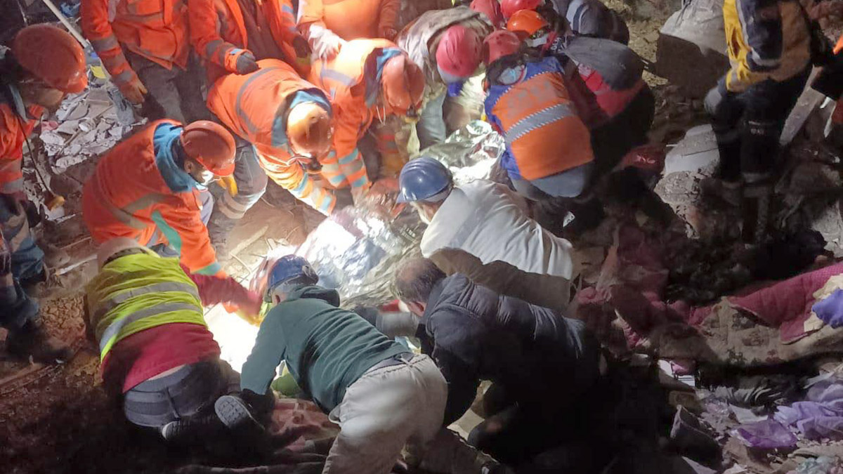 Depremden 142 saat sonra sağ çıkarıldı