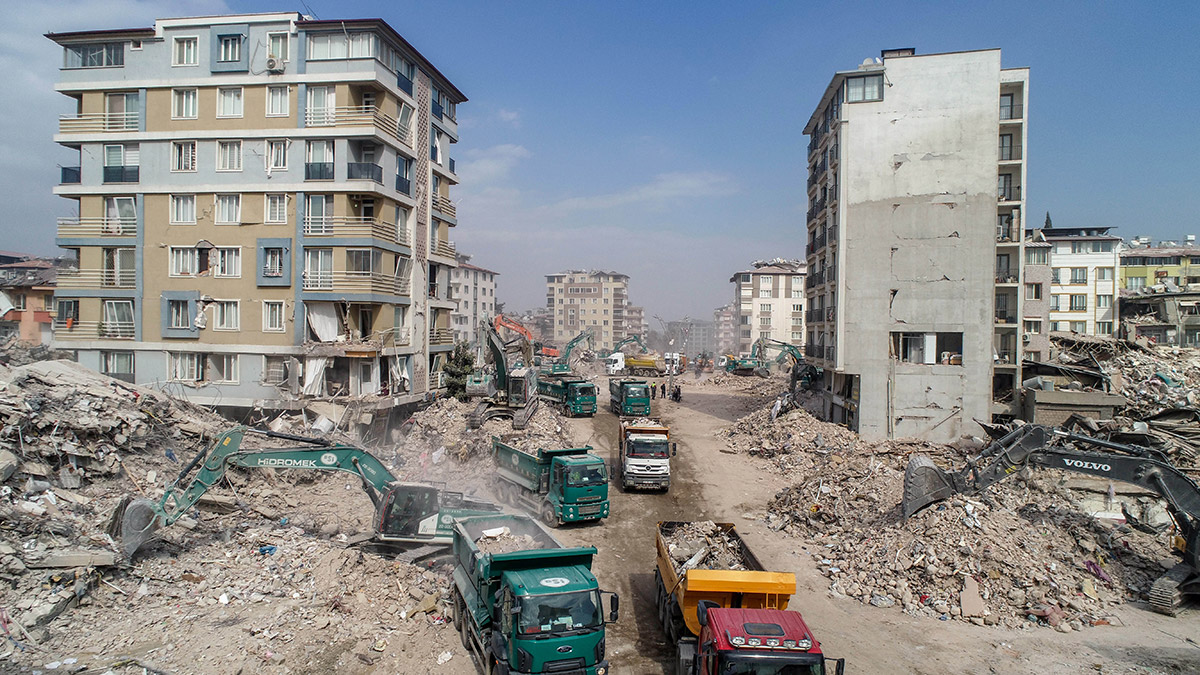 Kahramanmaraş'ta depreme yakalanan Ahmet-Mebruke Gönül çifti ile 3 kızları, oturdukları çöken 5 katlı binanın enkazından molozları elleriyle itip, sürünerek sağ çıkmayı başardı.