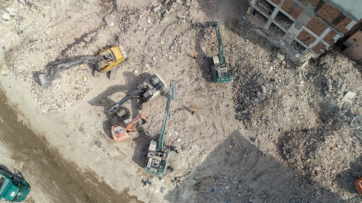 Hatay'da enkaz kaldırma çalışmalarının başlayacağının duyurulması üzerine kentte kamyon ve iş makinesi hareketliliği yaşanıyor.