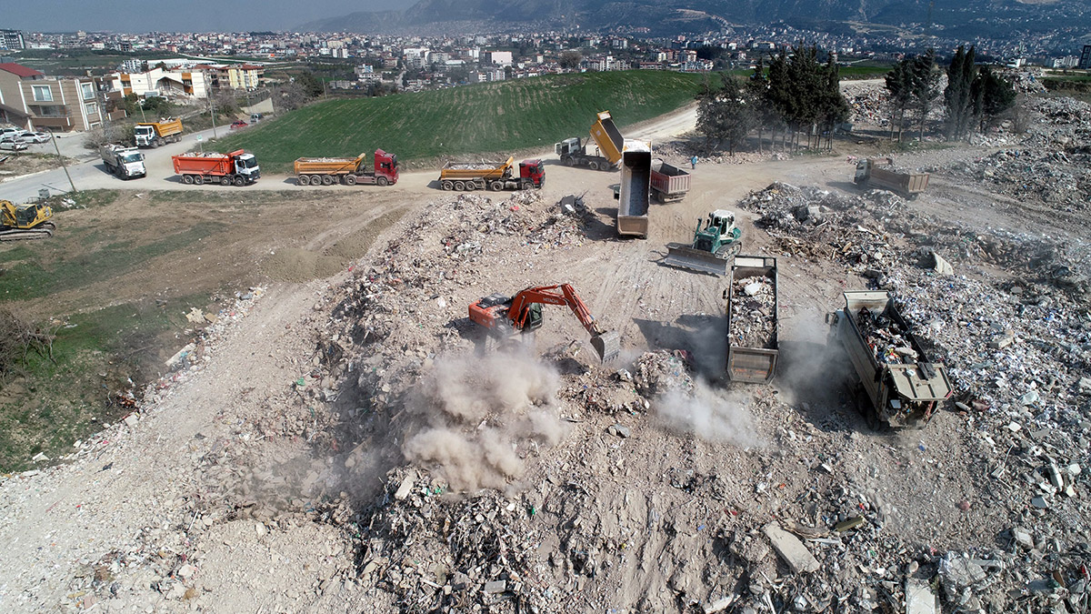 Yıkılan binaların enkazında yoğun çalışma