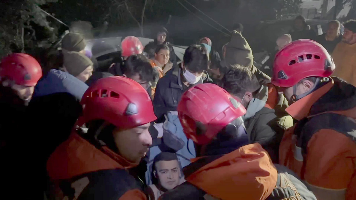 Enkaz altında kalan Ömer 49'uncu saatte kurtarıldı