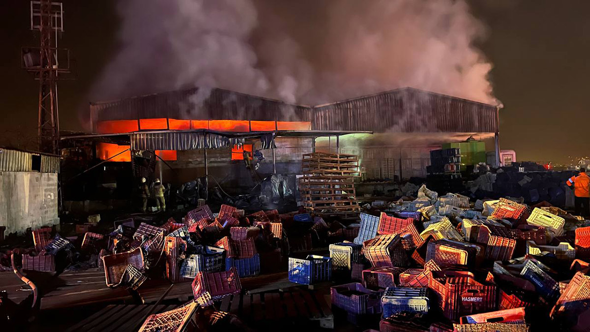 Hatay'da plastik fabrikasında yangın