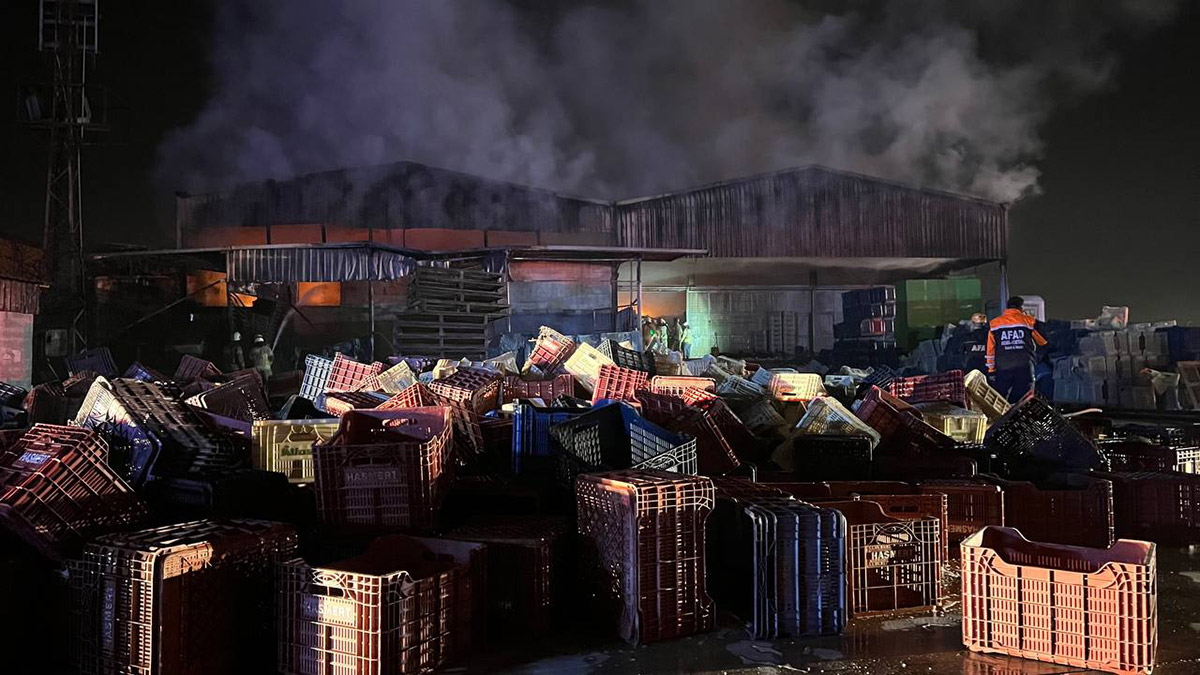 Hatay'da plastik fabrikasında yangın çıktı, çıkan yangına itfaiye ekiplerince müdahale edildi.