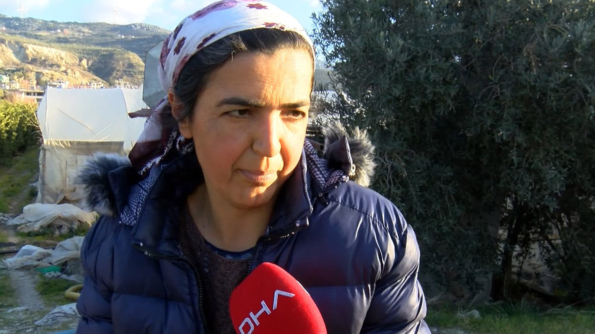 Samandağ'da yolda derin yarıklar ve çökmeler oldu