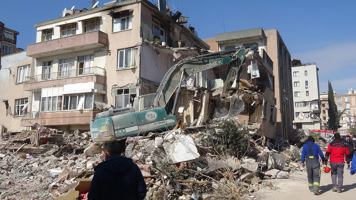 Hatay'da, deprem sonrası tonlarca ağırlıktaki enkaz altında saatlerce çalışıp, depremzedeleri sağ çıkarmaya çalışırken yorgun düşen madenciler, molalarda ateş başında dinleniyor.