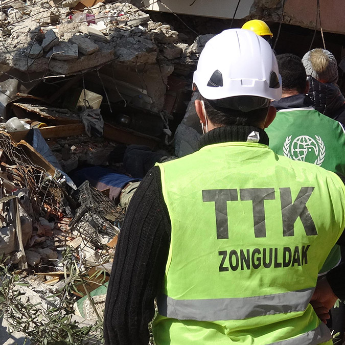 Yorgun düşen madenciler ateş başında dinleniyor