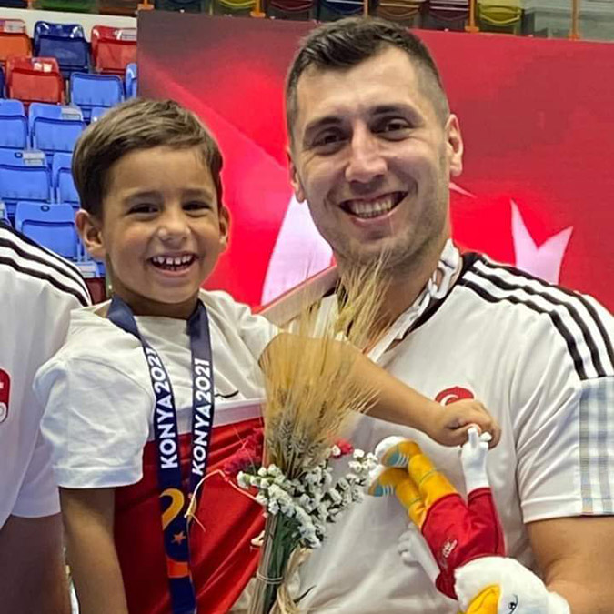 A Milli Erkek Hentbol Takımı ve Plaj Hentbolu Milli Takımı Kaptanı Cemal Kütahya ve oğlu Çınar, depremde hayatını kaybetti. Cemal Kütahya ile oğlu Çınar memleketleri Konya'da toprağa verildi.