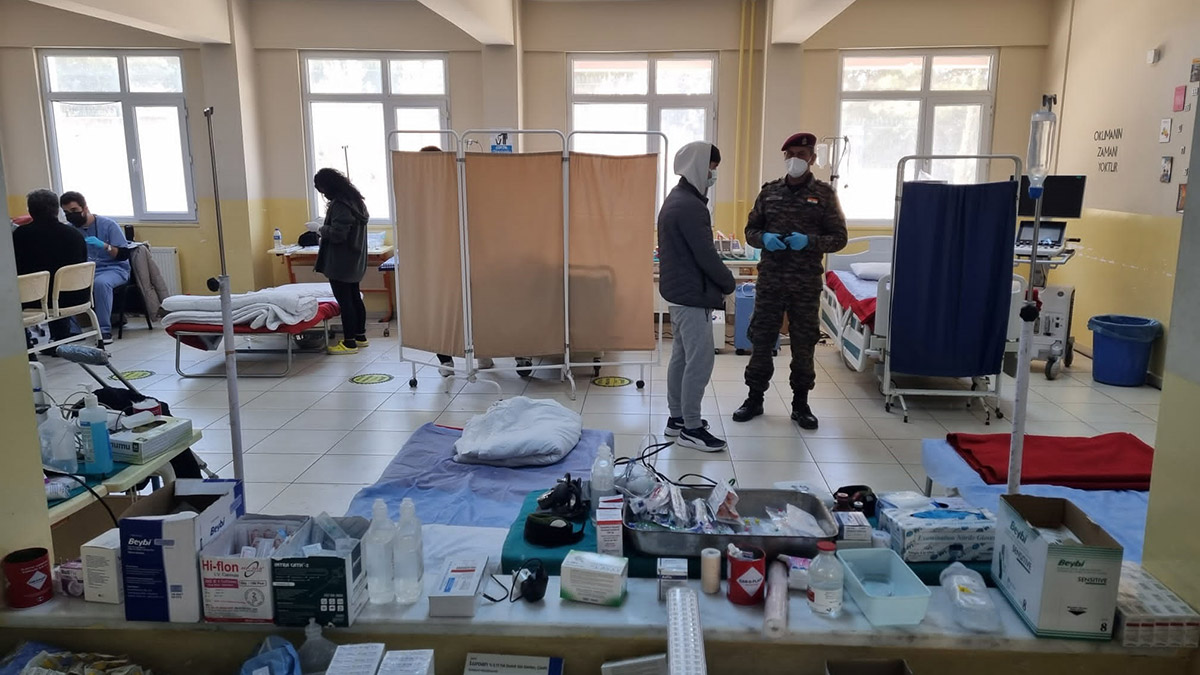 Hindistan ordusu, Kahramanmaraş merkezli 7.7 ve 7.6 büyüklüklerindeki depremlerin vurduğu 10 kentten biri olan İskenderun'da Sahra Hastanesi kurup, tedaviye başladı