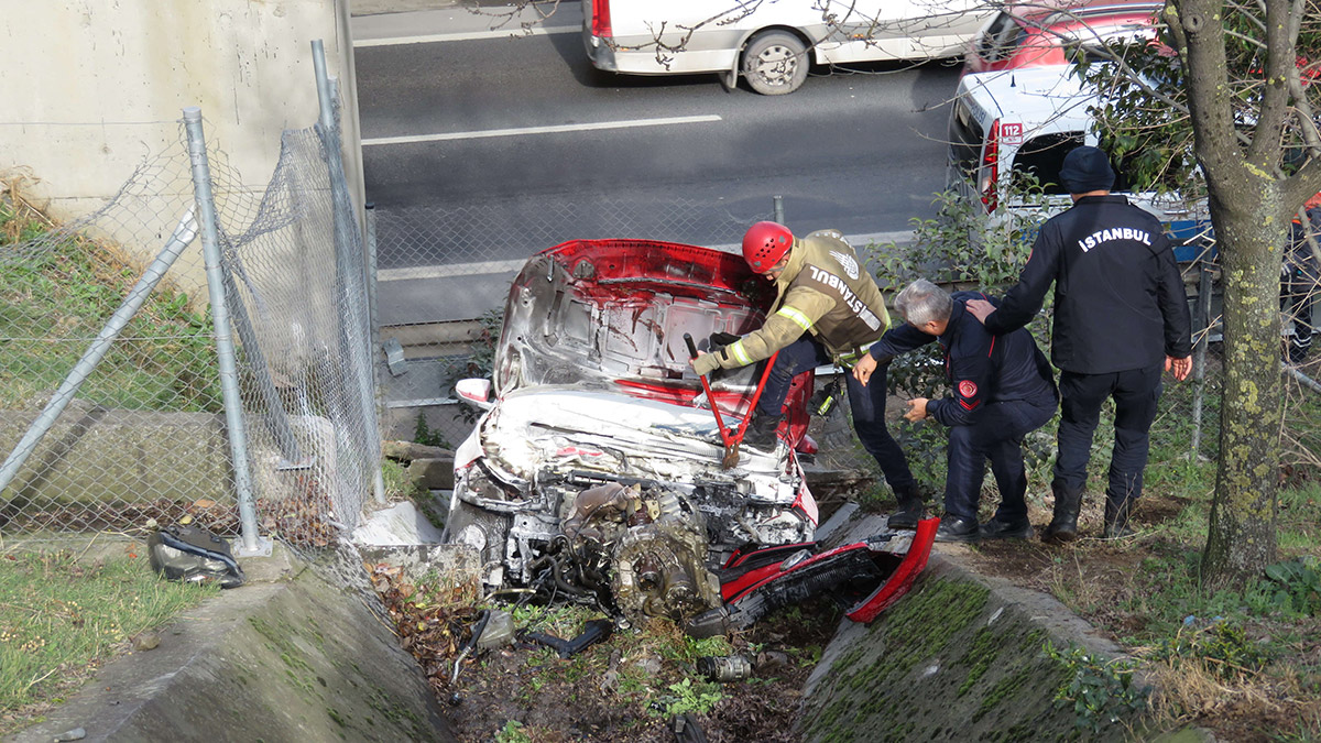 Hurdaya dönen otomobilden burnu bile kanamadan çıktı