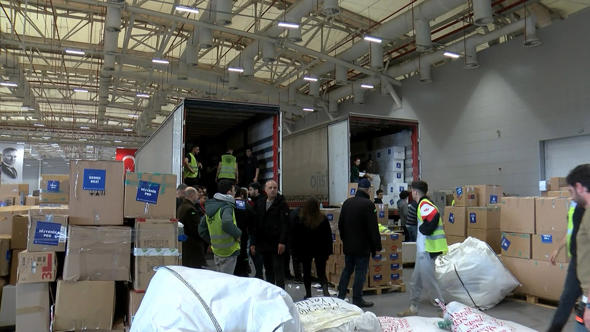 İstanbul Büyükşehir Belediyesi (İBB) Başkanı Ekrem İmamoğlu, depreme dayanıklılık testi yapmak için bugüne kadar yapılan çalışmalarda, ekiplerin gittikleri konutların yüzde 40'ına sokulmadığını belirterek, "Şimdi tabii ki herkes çağırıyor. Bir anda on binlerce binaya cevap veremeyebiliriz" dedi.