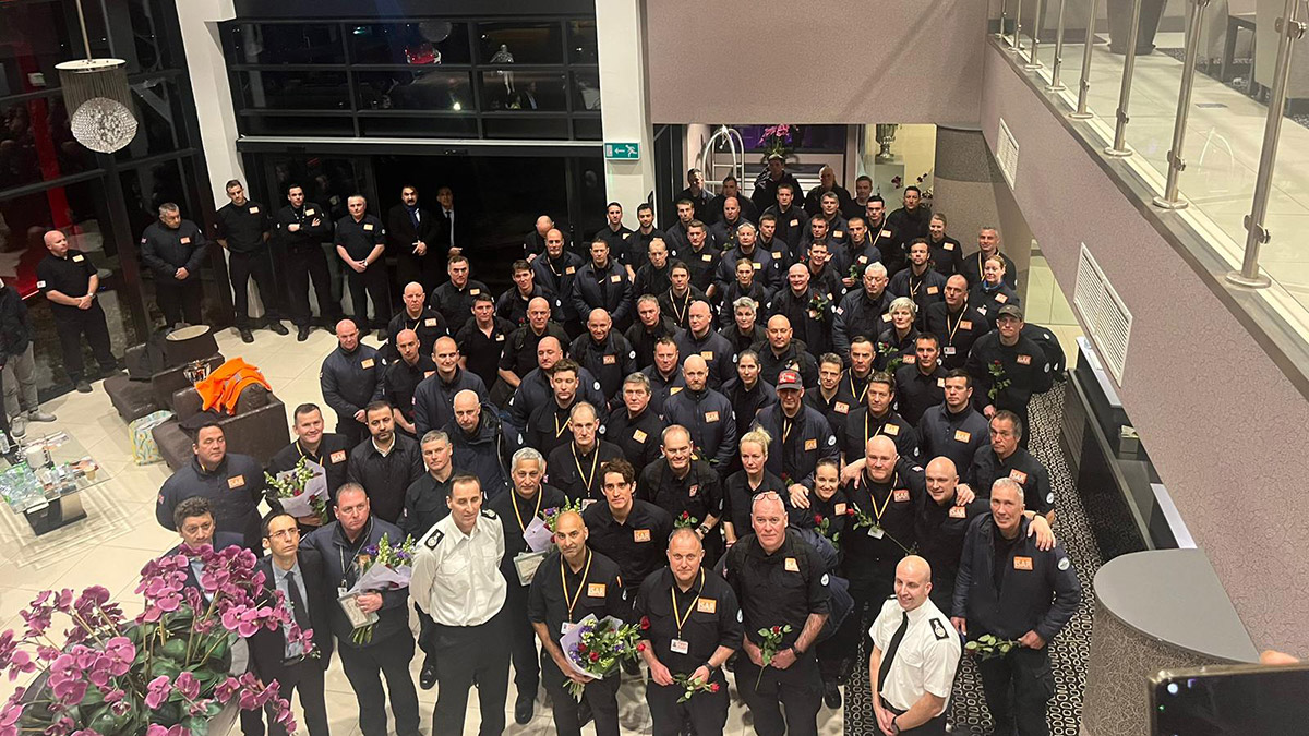 İngiliz ekibi, su takı töreniyle karşılandı