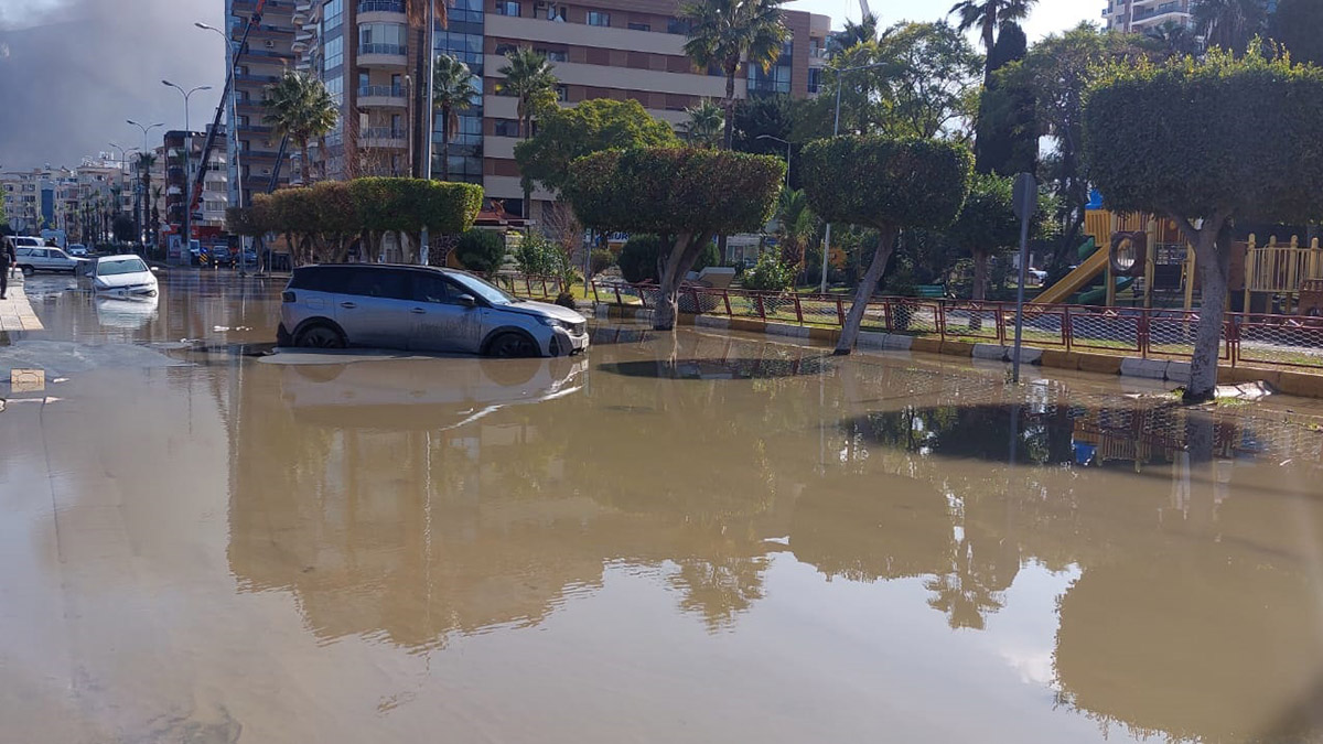İskenderun'da deniz suyu sahilden çekildi