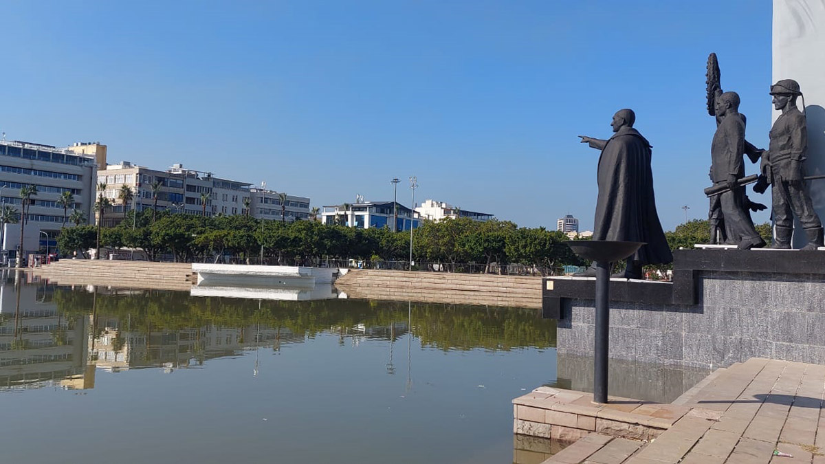 İskenderun'da deniz suyu sahilden çekildi