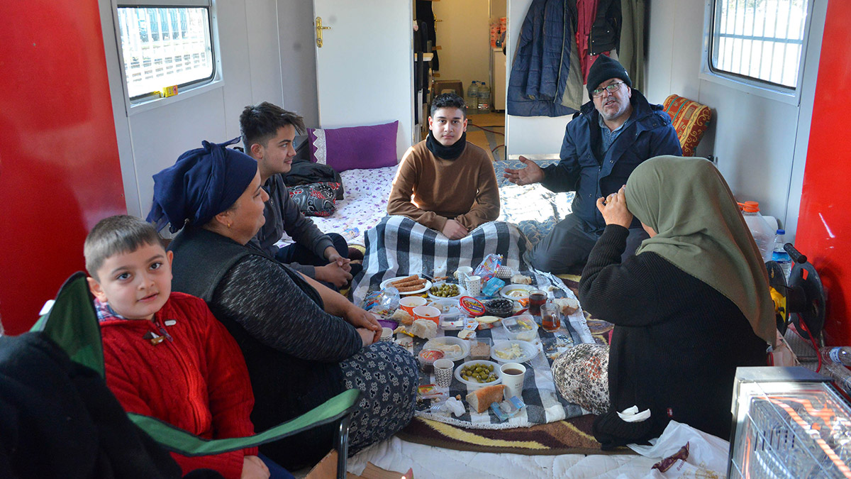 Vagonlara bin 500 depremzede yerleştirildi