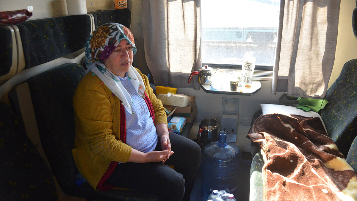 Depremlerin vurduğu 10 kentten Hatay'ın İskenderun ilçesine TCDD tarafından İskenderun Garı'na 20 vagon getirildi. Çoğunluğu yataklı olan vagonlara bin 500 depremzede yerleştirildi.