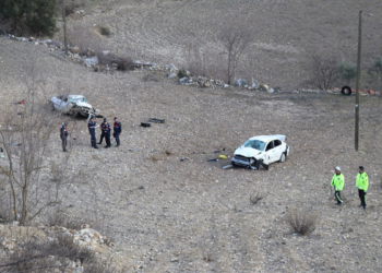İki otomobil dere yatağına uçtu; 2 ölü 1 yaralı