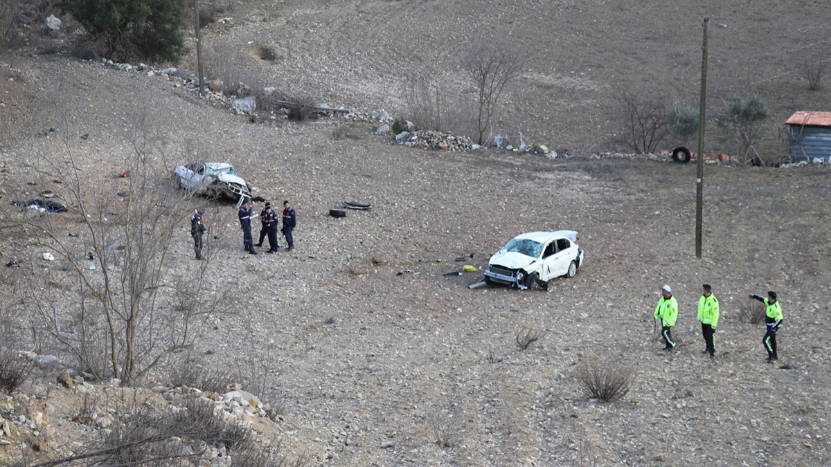 İki otomobil dere yatağına uçtu; 2 ölü 1 yaralı