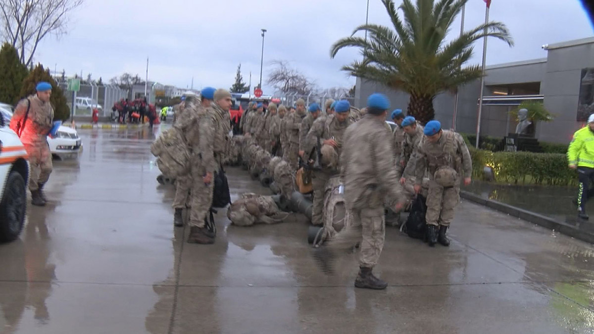 Deprem bölgesine askerler gönderildi