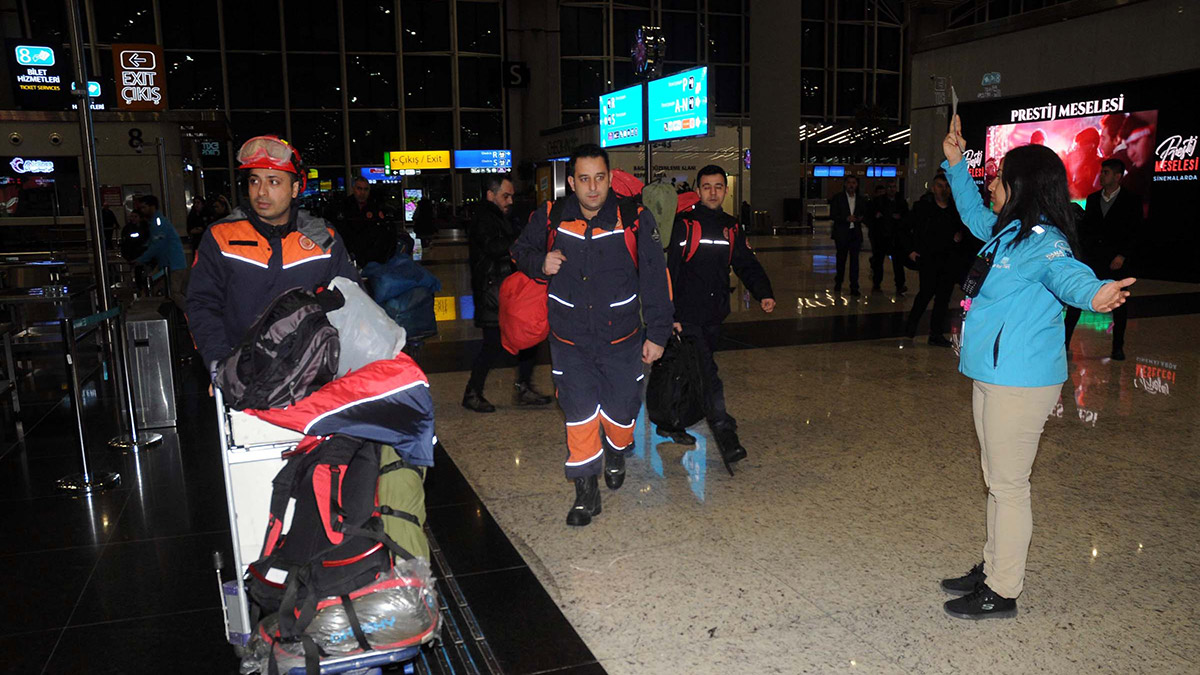 İstanbul'dan çok sayıda ekip bölgeye gönderiliyor