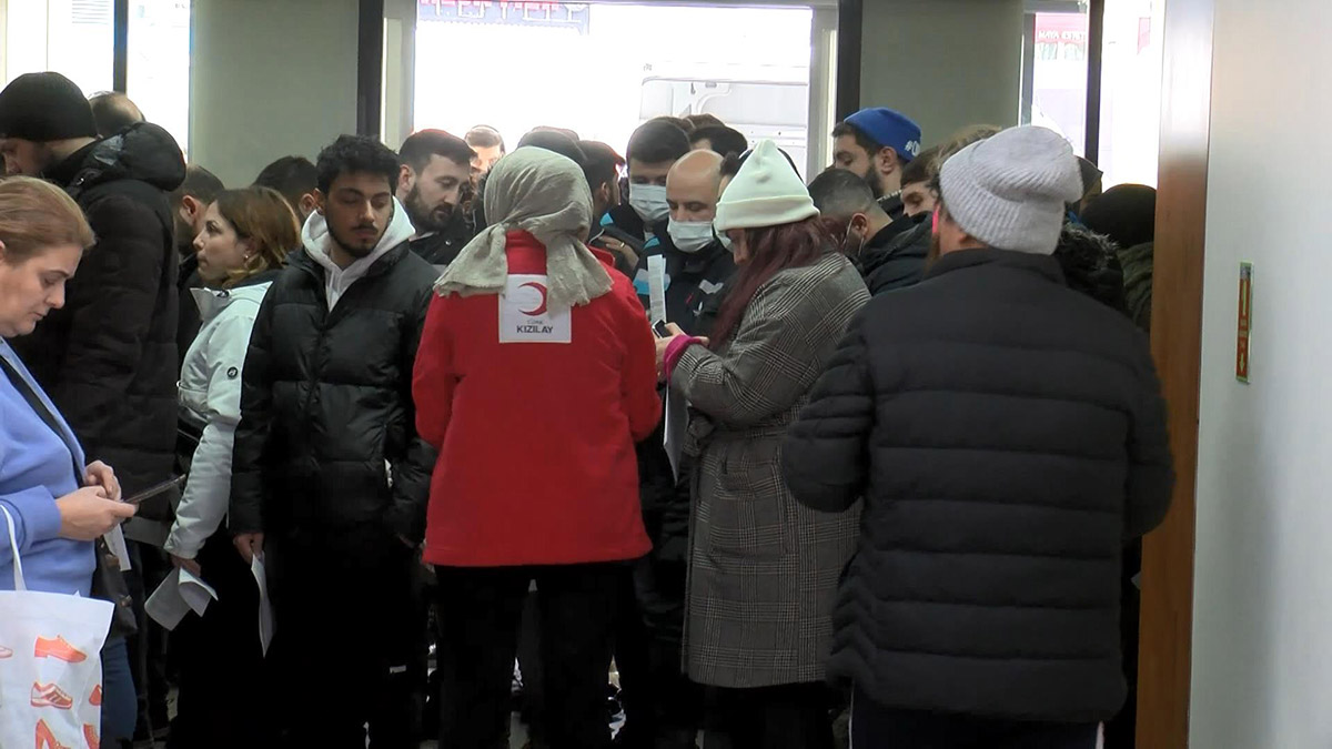 Kahramanmaraş'ta meydana gelen 7.7 büyüklüğündeki depremin ardından Kızılay Başkanı Kerem Kınık, ülke genelinde vatandaşları kan bağışına davet etti. Davetin ardından İstanbullular kan merkezlerine akın etti.