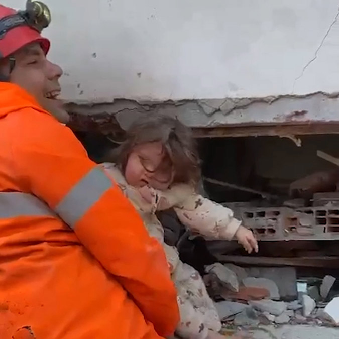 Hatay'da göçük altında kalan kız bebek kurtarıldı
