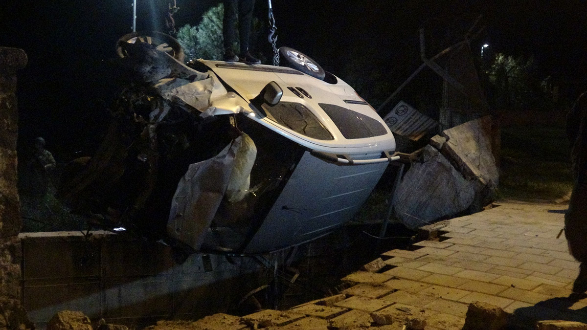 İzmir'de hafif ticari araç dereye uçtu