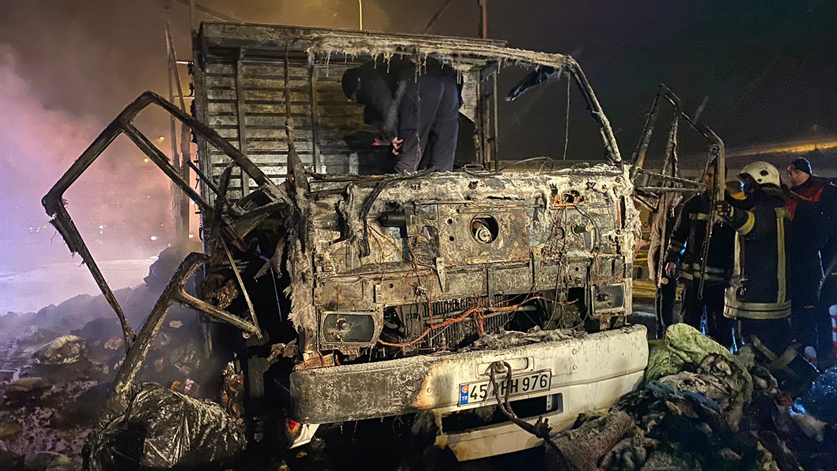 Deprem bölgesine giden yardım TIR'ı yandı