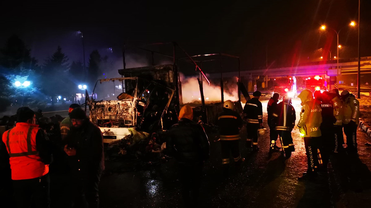 Deprem bölgesine giden yardım TIR'ı yandı