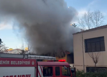 Kadıköy'de metruk karakol binasında yangın