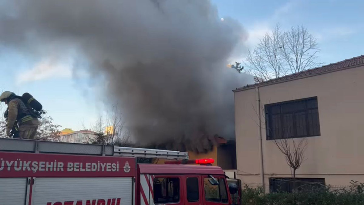 Kadıköy'de metruk karakol binasında yangın