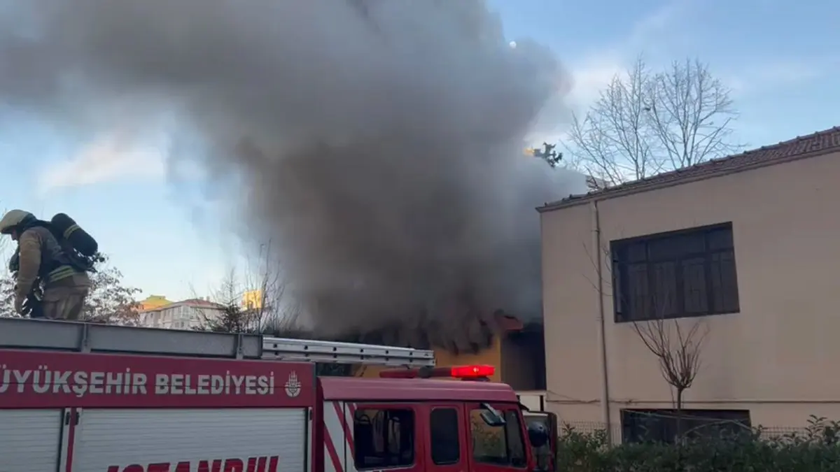 Kadıköy'de metruk karakol binasında yangın